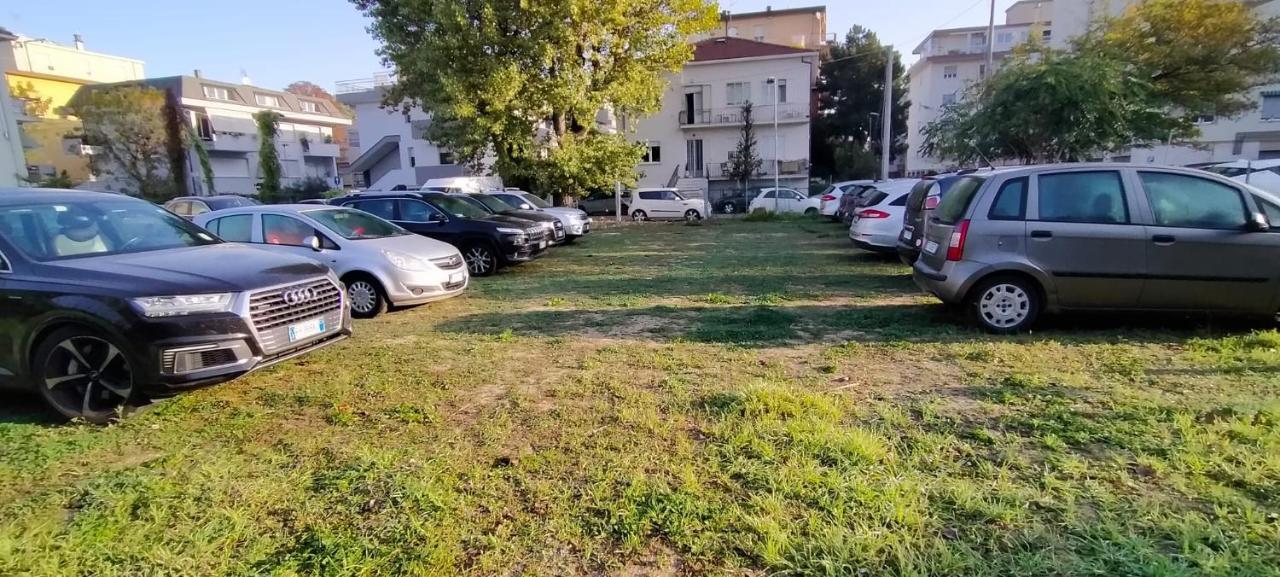 Residence Queen Римини Екстериор снимка