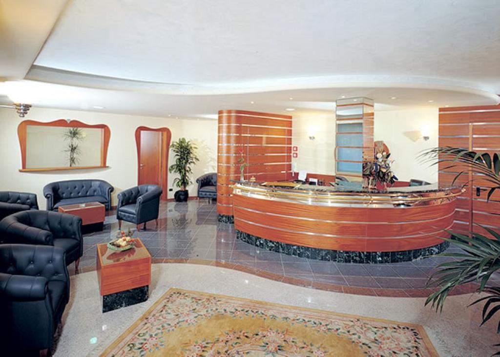 Residence Queen Римини Екстериор снимка
