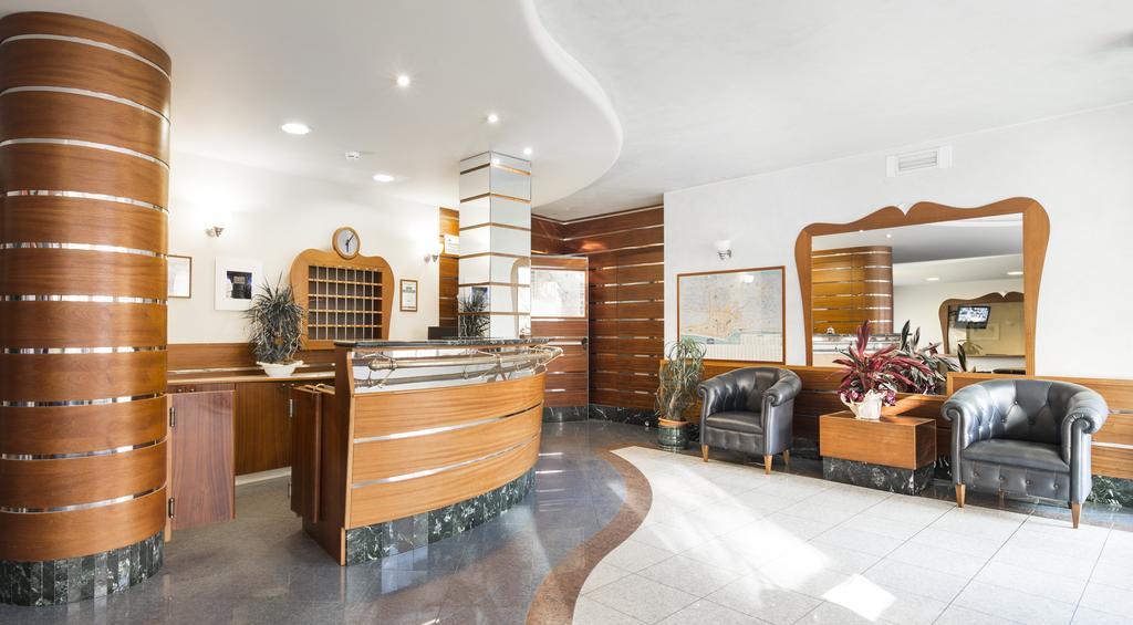 Residence Queen Римини Екстериор снимка