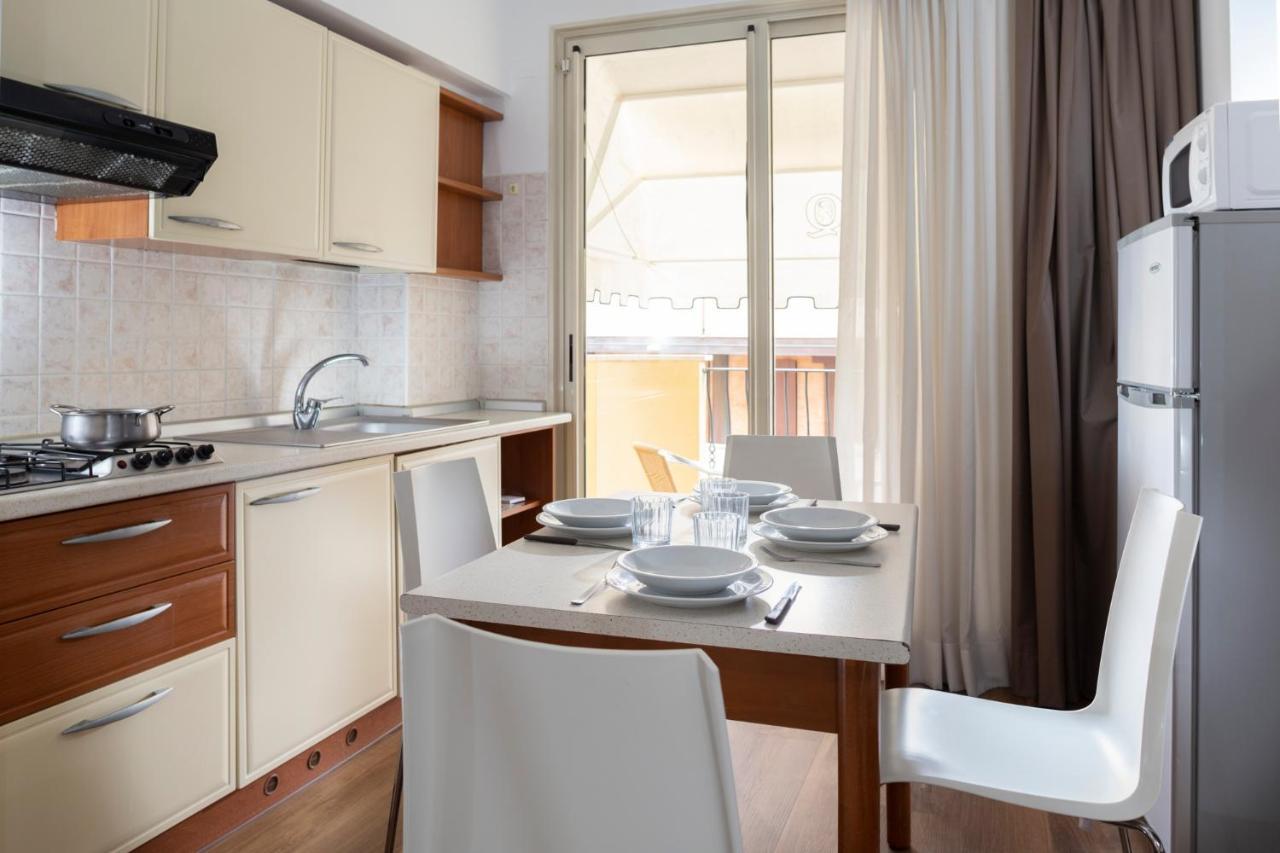Residence Queen Римини Екстериор снимка
